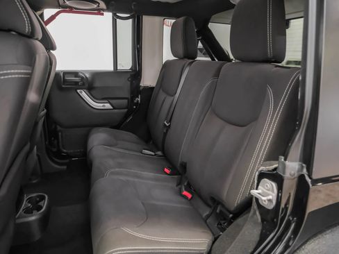 Used 2014 Jeep Wrangler Unlimited Sahara image 30