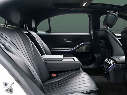 Used 2022 Mercedes-Benz S 500 4MATIC w/ AMG Line Package image 32