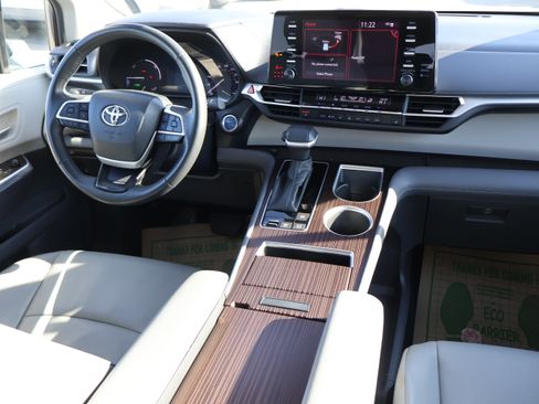 Used 2024 Toyota Sienna XLE image 14