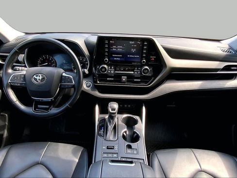 Used 2021 Toyota Highlander XLE AWD/4WD image 16