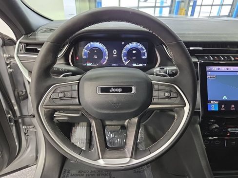 Used 2024 Jeep Grand Cherokee Limited w/ Black Appearance Package AWD/4WD image 12