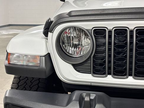 Used 2025 Jeep Gladiator Sport image 6