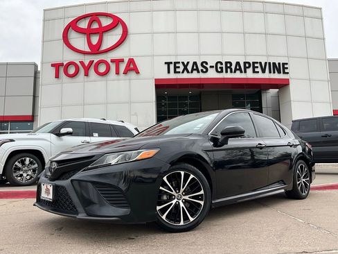 Used 2019 Toyota Camry SE image 2