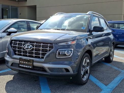 Certified 2025 Hyundai Venue Limited FWD image 1