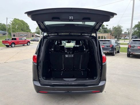 Used 2019 Chrysler Pacifica Limited w/ Advanced Safetytec Group FWD image 29