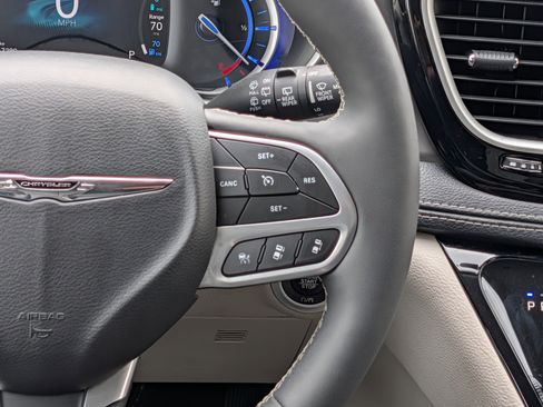 Used 2024 Chrysler Pacifica Limited FWD image 22