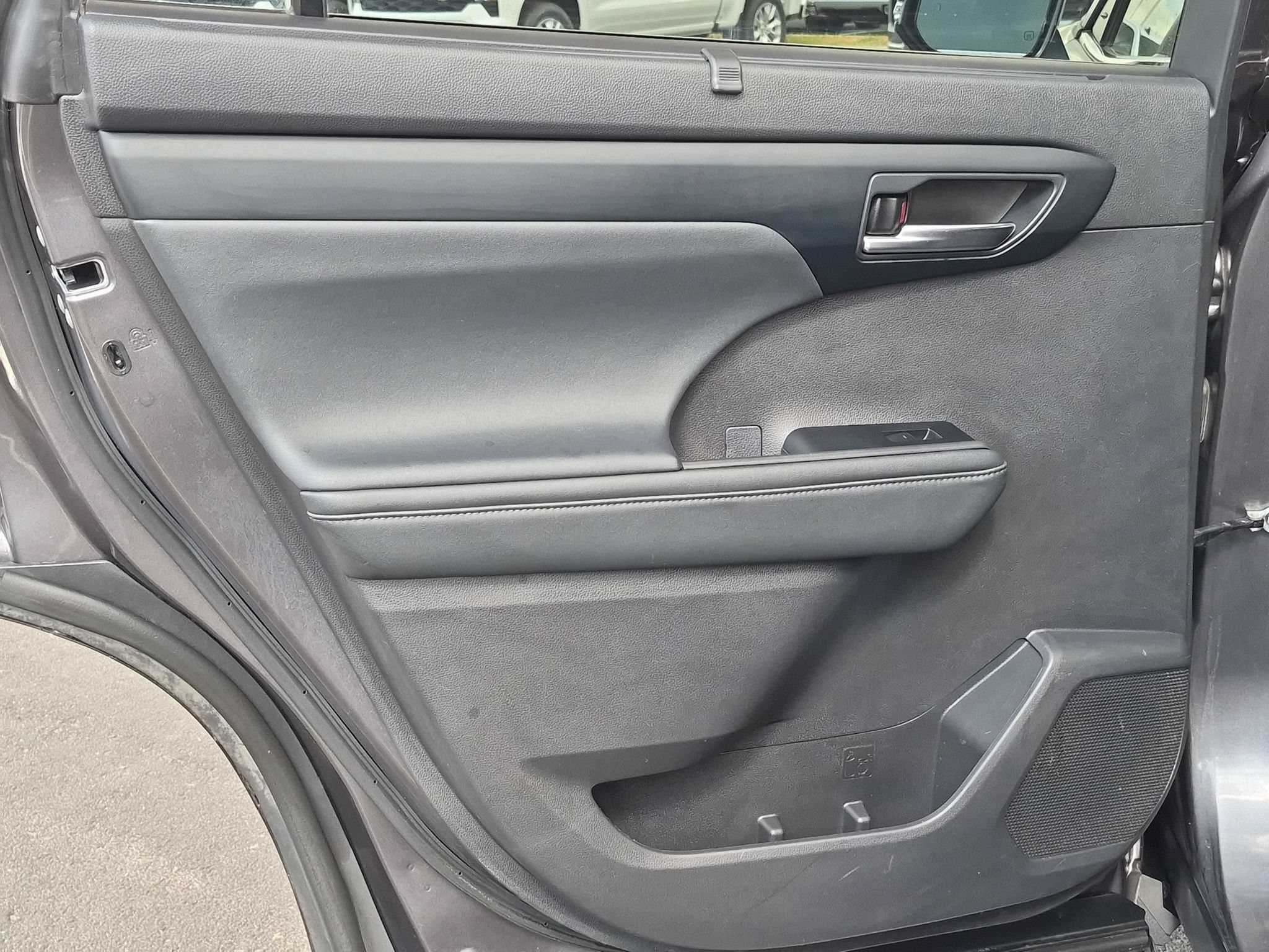 Used 2022 Toyota Highlander XLE FWD image 16
