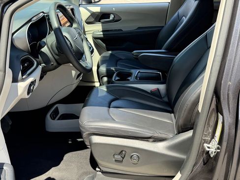 Used 2023 Chrysler Pacifica Touring-L FWD image 18