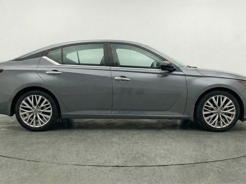 Used 2025 Nissan Altima 2.5 SV FWD image 11