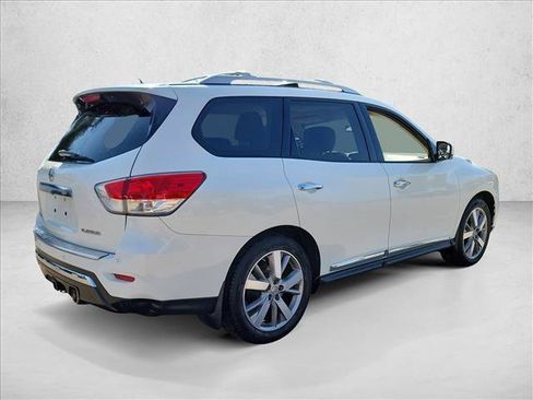 Used 2015 Nissan Pathfinder Platinum w/ Family Entertainment Package FWD image 5