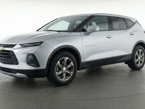 Used 2025 Chevrolet Blazer LT image 3