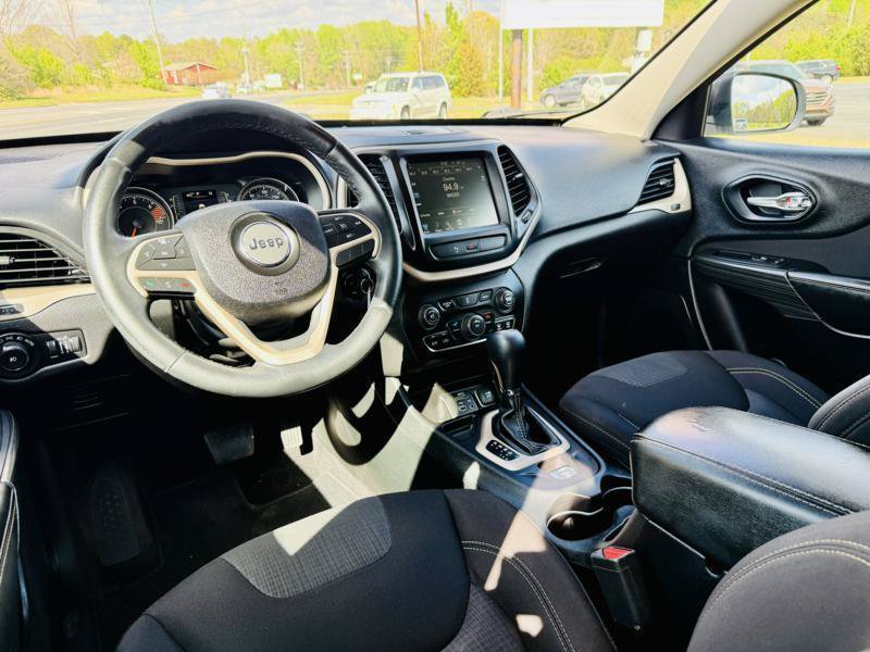Used 2017 Jeep Cherokee Latitude w/ Safety/Convenience Group FWD image 11