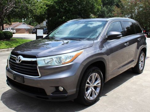 Used 2015 Toyota Highlander XLE FWD image 2
