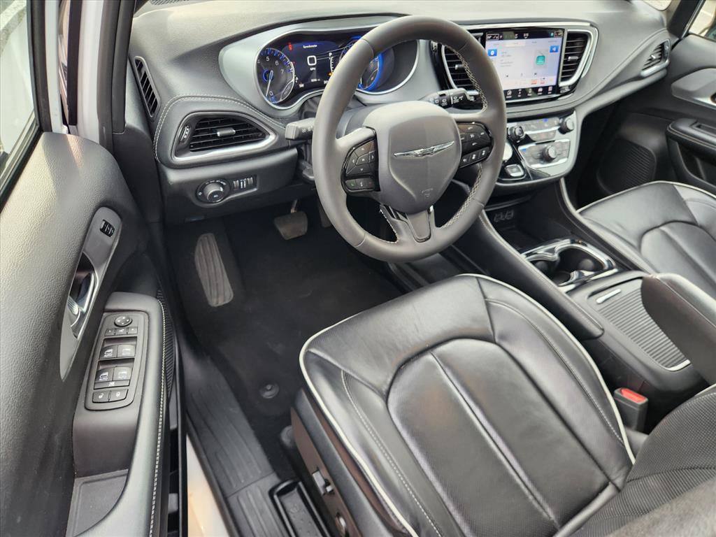 Used 2025 Chrysler Pacifica Limited FWD image 18