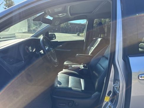 Used 2019 Toyota Sienna SE image 5