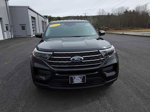Used 2023 Ford Explorer XLT image 3