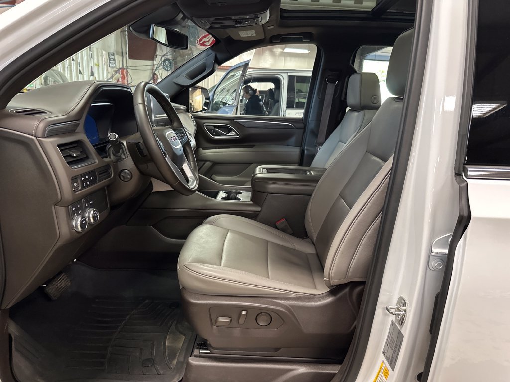 Used 2024 GMC Yukon XL SLT w/ SLT Luxury Package AWD/4WD image 14