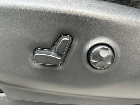 Used 2023 Chrysler Pacifica Touring-L image 13