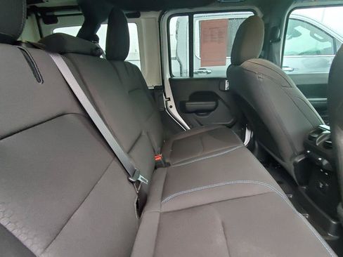 Used 2023 Jeep Wrangler Unlimited Rubicon 4xe w/ Cold Weather Group AWD/4WD image 6