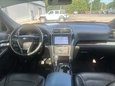 Used 2018 Ford Explorer Platinum AWD/4WD image 18