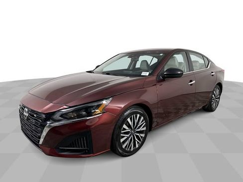 Used 2025 Nissan Altima 2.5 SV FWD image 4