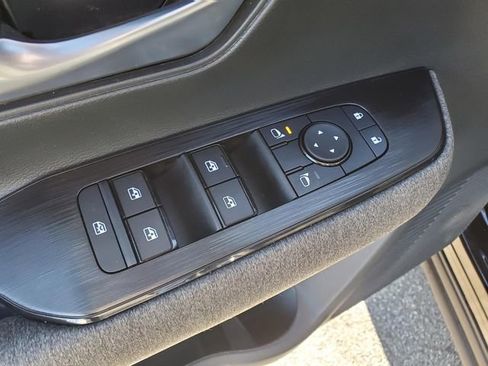 Certified 2025 Nissan Kicks SV image 16