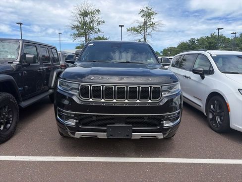 Used 2024 Jeep Wagoneer L Series II w/ Flexible Seating Group AWD/4WD image 2