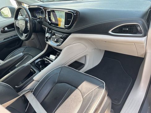 Used 2022 Chrysler Pacifica Limited FWD image 22