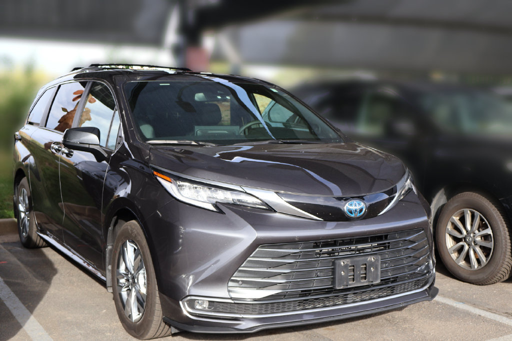 Used 2025 Toyota Sienna Limited FWD image 12