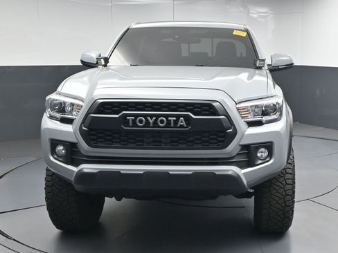 Used 2019 Toyota Tacoma TRD Off-Road AWD/4WD image 2
