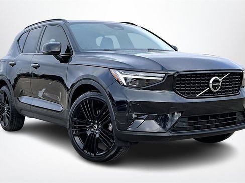 Used 2024 Volvo XC40 B5 Ultimate w/ Protection Package Premier image 3