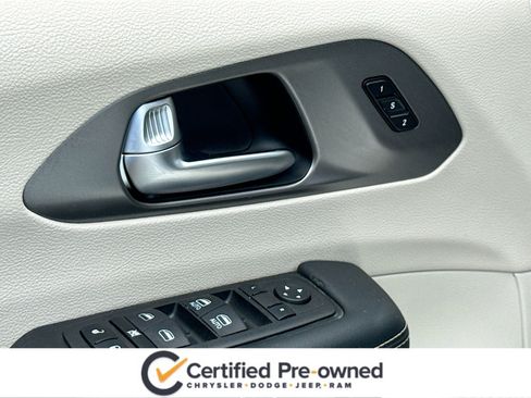 Used 2023 Chrysler Pacifica Touring-L FWD image 8