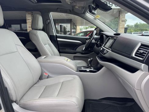 Used 2019 Toyota Highlander XLE AWD/4WD image 27
