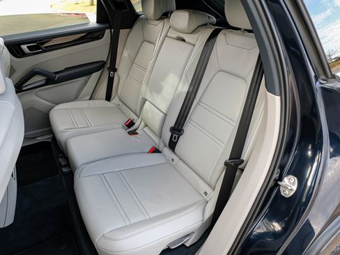 Used 2019 Porsche Cayenne S image 33