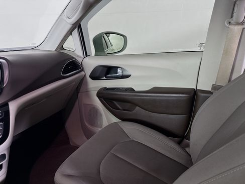 Used 2018 Chrysler Pacifica Touring Plus FWD image 27