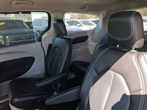 Used 2023 Chrysler Pacifica Touring-L image 20