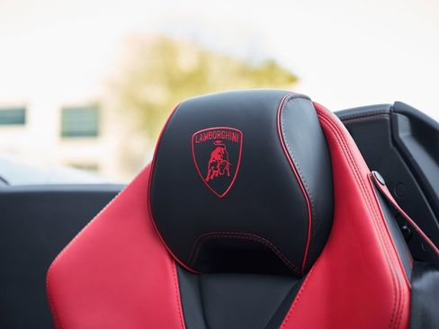 Used 2024 Lamborghini Huracan EVO image 40