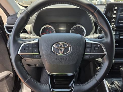 Used 2021 Toyota Highlander LE AWD/4WD image 20