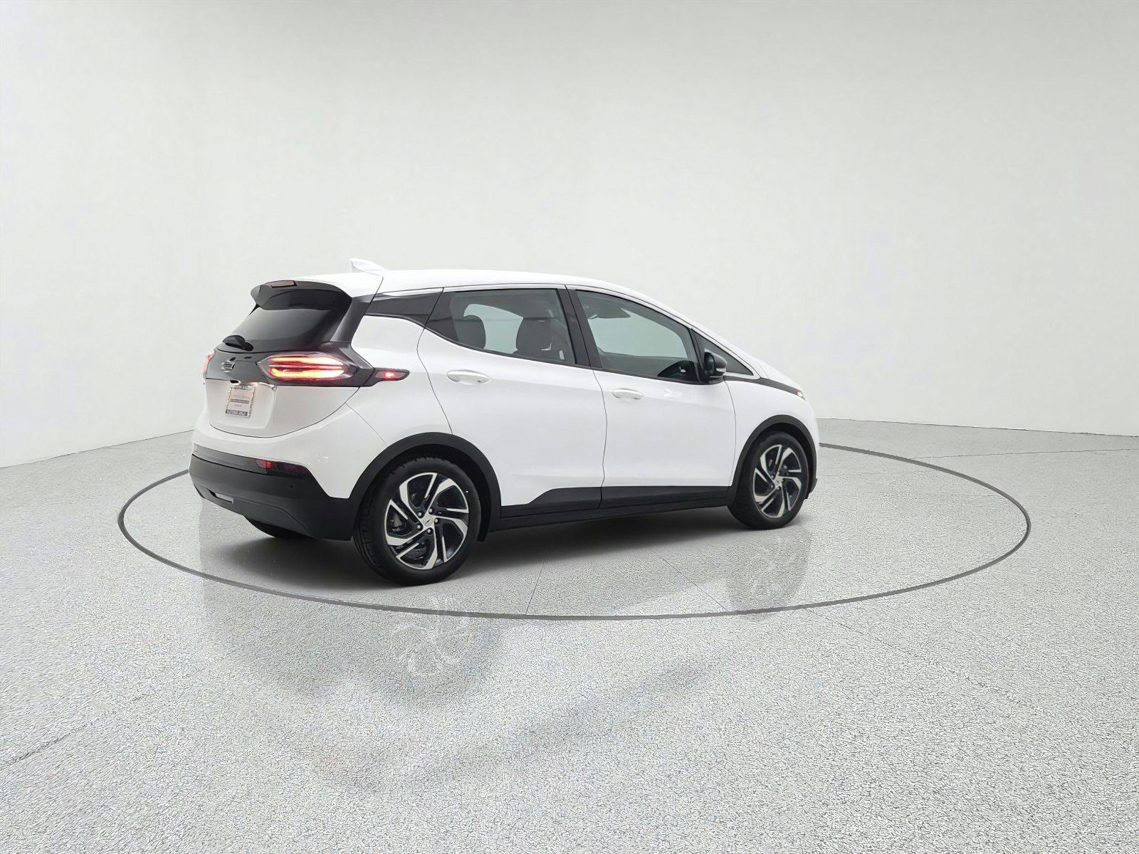 Used 2023 Chevrolet Bolt LT w/ Infotainment Package FWD image 5