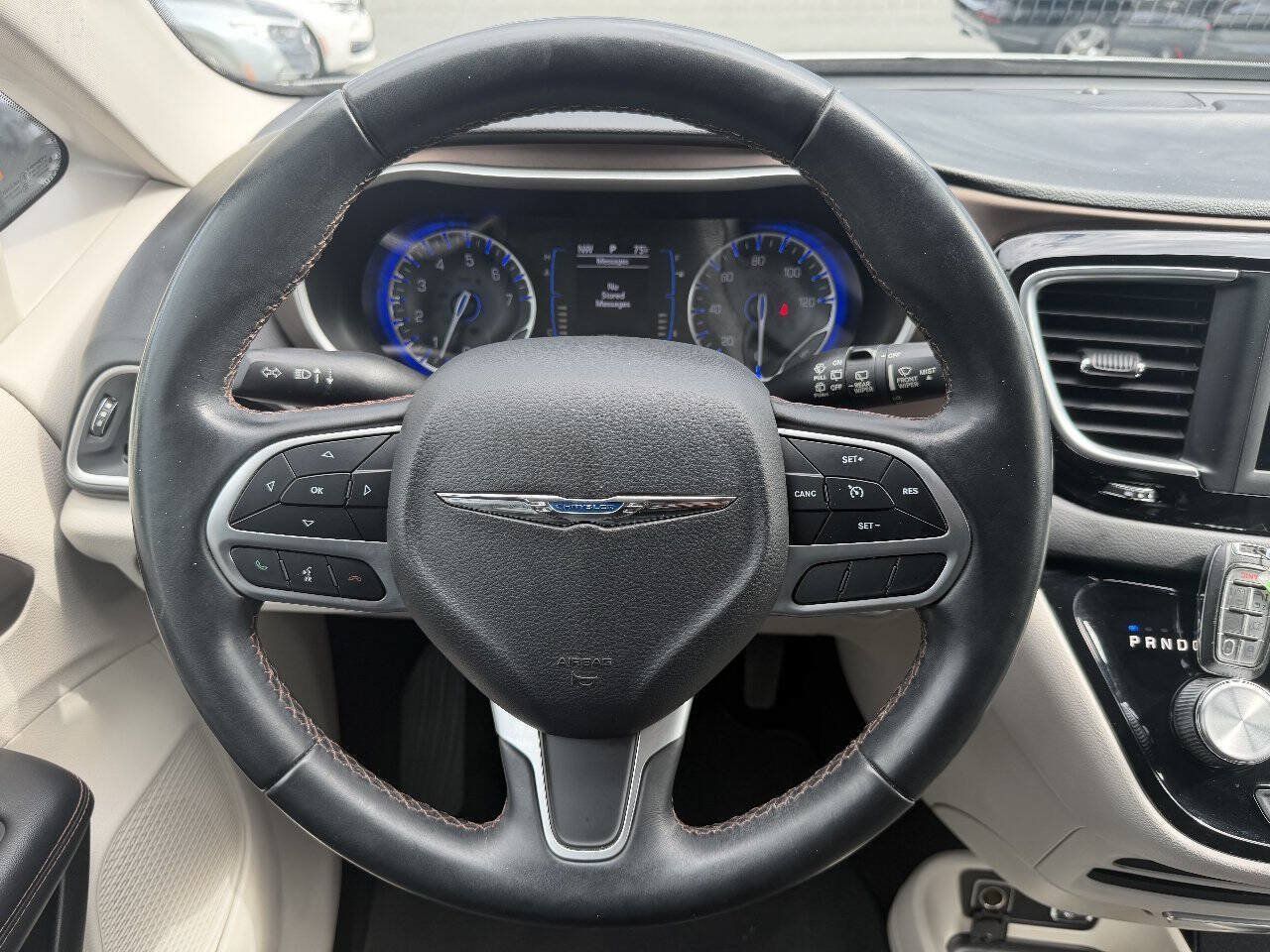 Used 2018 Chrysler Pacifica Touring-L FWD image 20