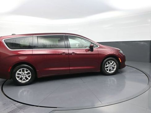 Used 2022 Chrysler Voyager LX FWD image 22