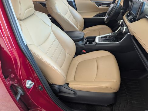Used 2019 Toyota RAV4 XLE Premium FWD image 21