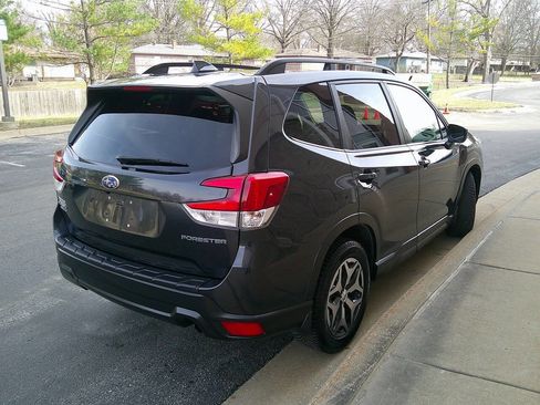 Used 2019 Subaru Forester Premium w/ All-Weather Package image 5