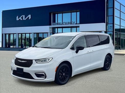 Used 2024 Chrysler Pacifica Touring-L image 9