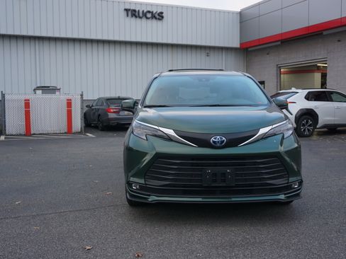 Used 2025 Toyota Sienna XLE image 2