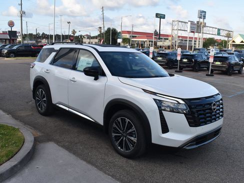 New 2026 Nissan Pathfinder Platinum FWD image 17