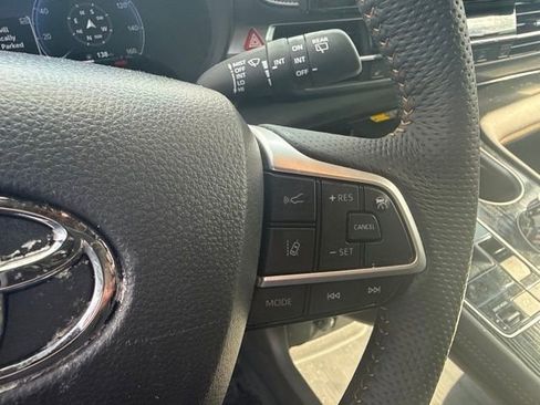 Used 2025 Toyota Sienna XLE Woodland Edition AWD/4WD image 18