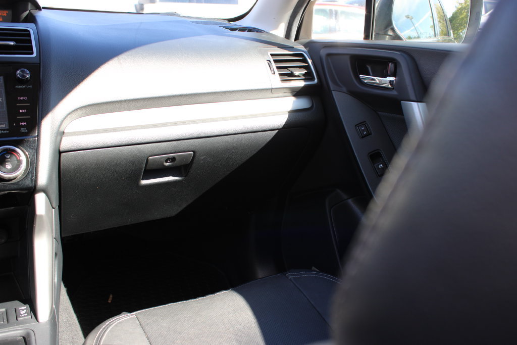 Used 2016 Subaru Forester 2.5i Touring AWD/4WD image 38