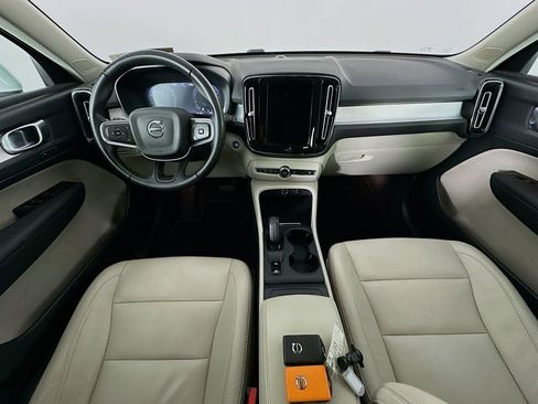 Used 2021 Volvo XC40 T4 Momentum FWD image 10