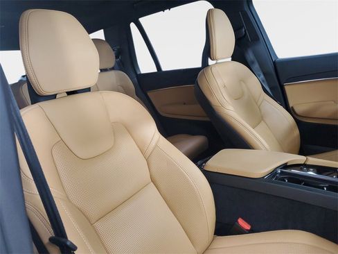Used 2025 Volvo XC90 T8 Ultra w/ Protection Package Premier image 31